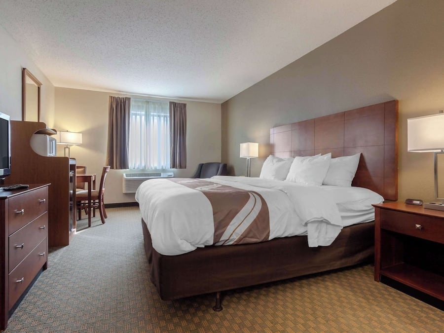 Standaard kamer, 1 kingsize bed, niet-roken | Luxe beddengoed, een bureau, een strijkplank/strijkijzer