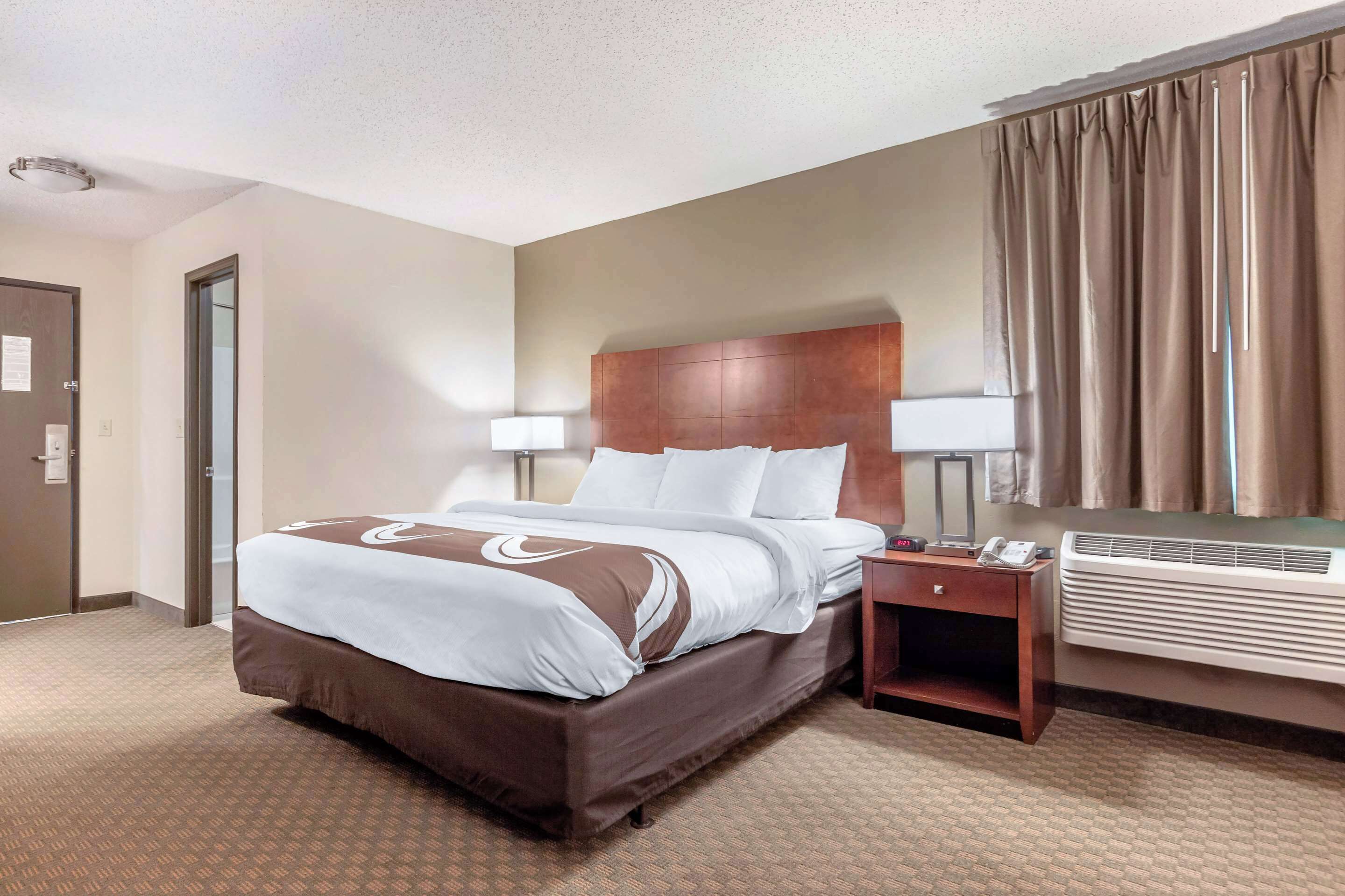 Premium bedding, desk, iron/ironing board, free cots/infant beds