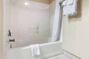 Kamar Standar, 1 Tempat Tidur Queen, Bebas Asap Rokok | Seprai premium, meja kerja, dan setrika/meja setrika
