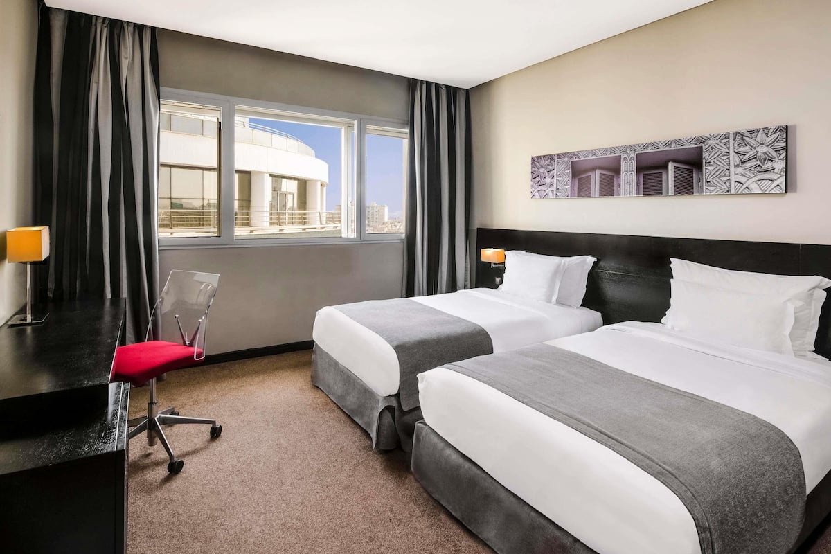 Ylelliset vuodevaatteet, untuvapeitot, minibaari, tallelokero huoneessa