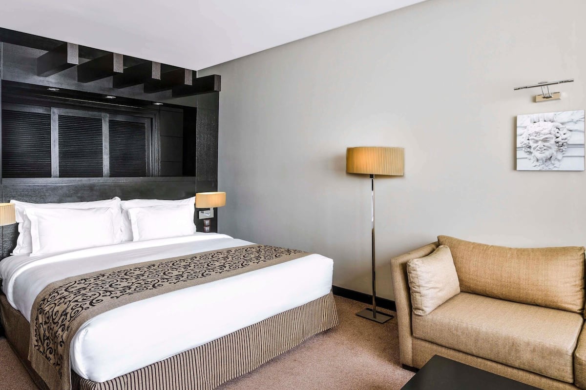 Premium bedding, down comforters, minibar, in-room safe