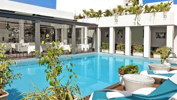 Piscine extérieure, chaises longues