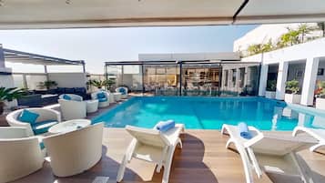Piscine extérieure, chaises longues