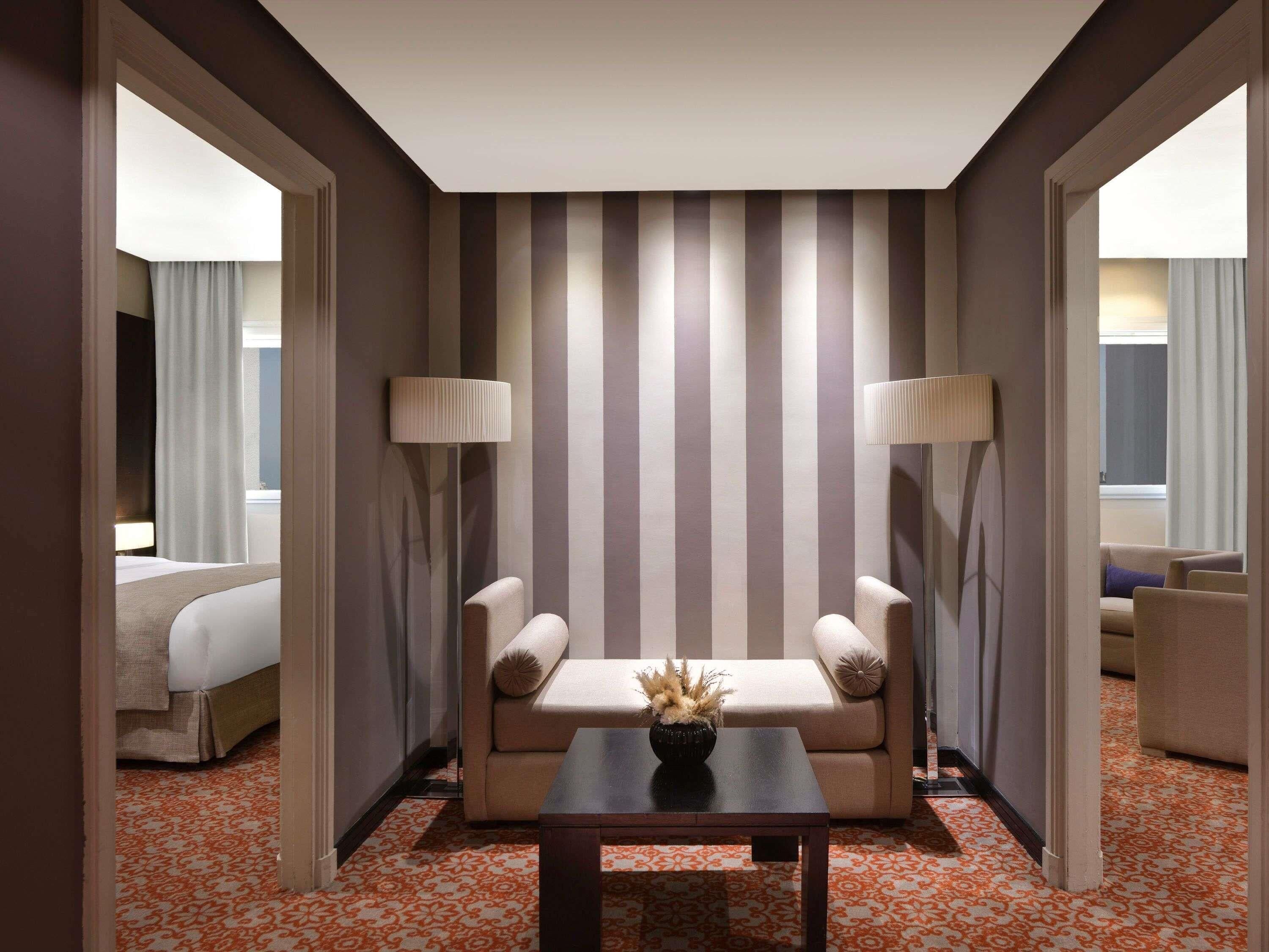 Bộ đồ giường cao cấp, chăn bông, minibar, két bảo mật tại phòng 