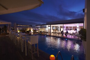 Bar auf der Dachterrasse, Blick auf den Pool, täglich geöffnet