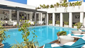 Udendørs pool, åben fra kl. 10.00 til kl. 18.00, liggestole