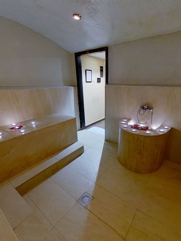 Sauna, pemandian Turki/hammam, perawatan tubuh, dan body wrap