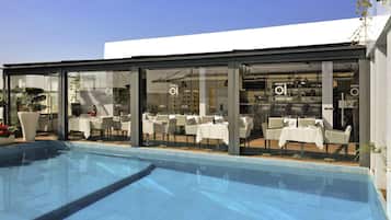 Een buitenzwembad, open van 10.00 uur tot 18.00 uur, en ligstoelen