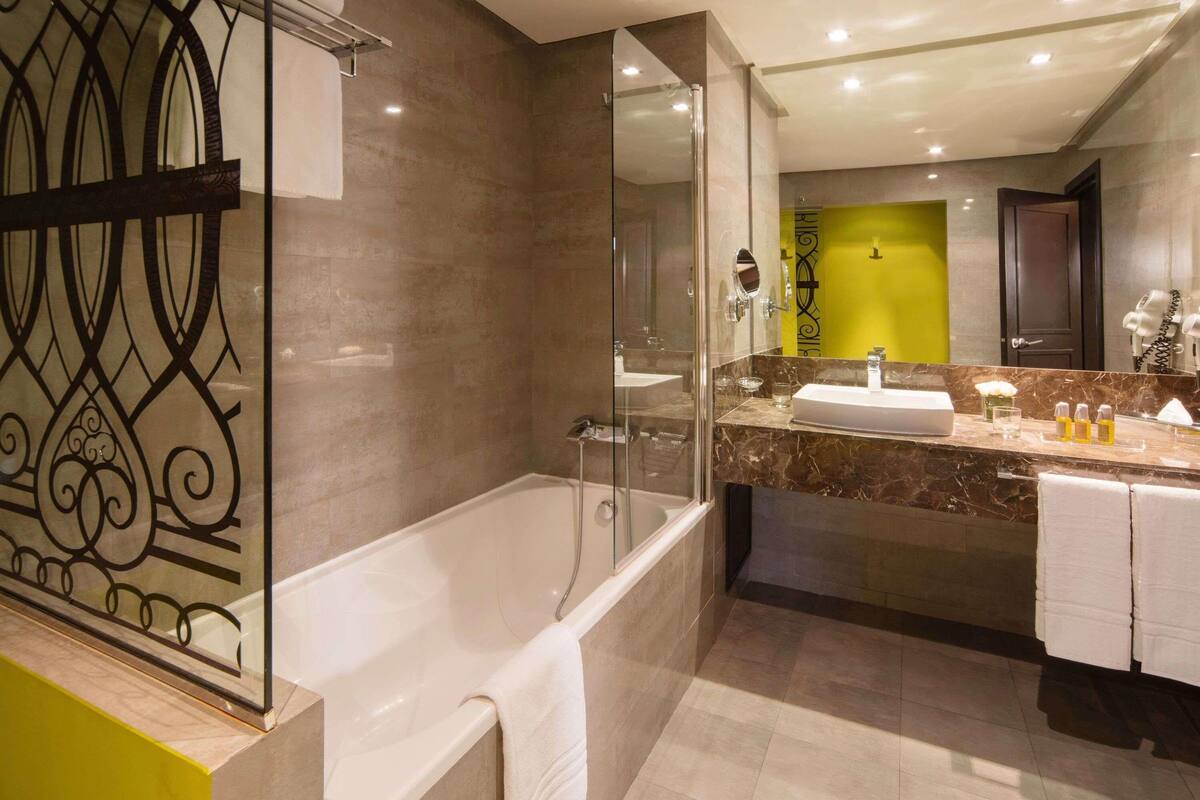 Suite Deluxe, 1 cama King size | Ropa de cama de alta calidad, edredón y minibar