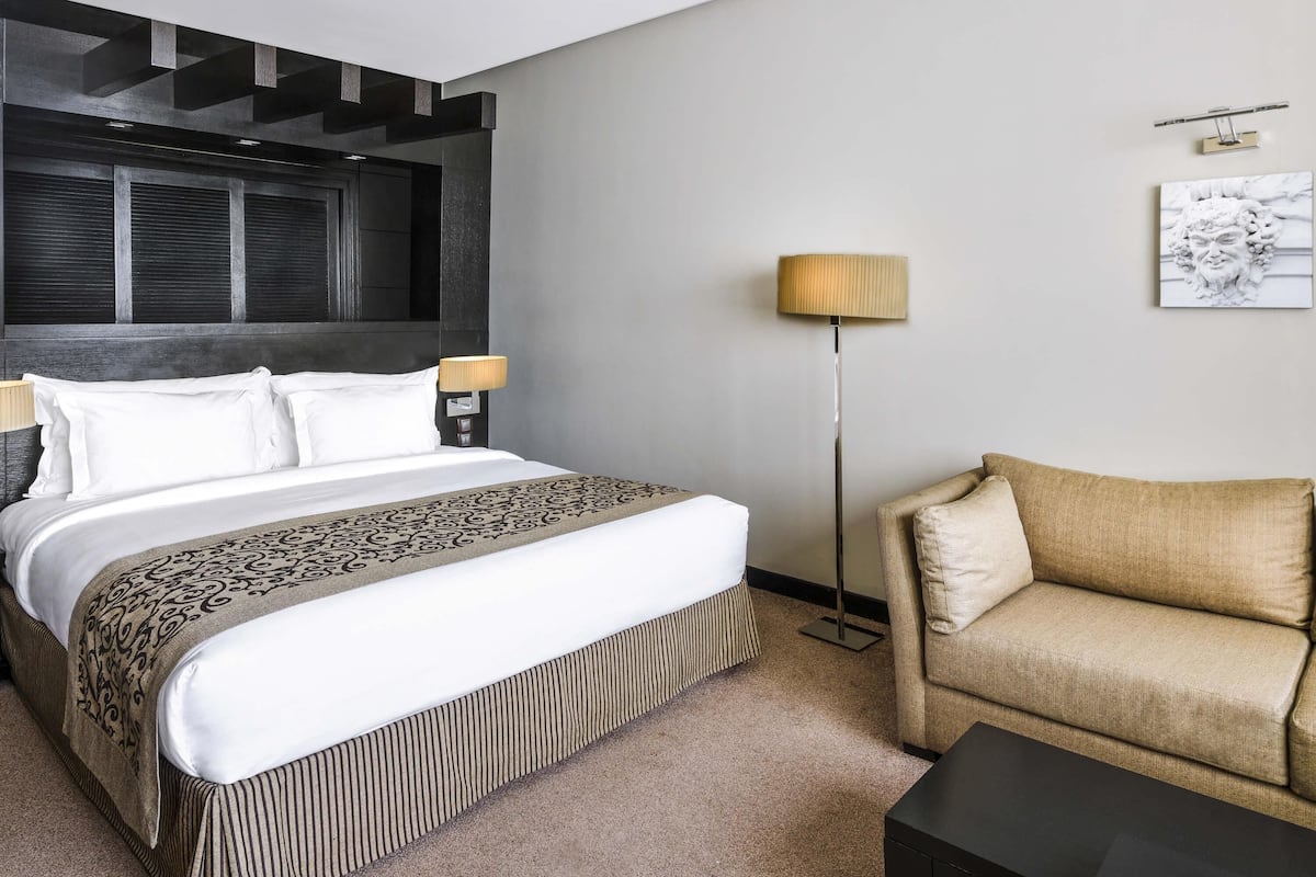 Deluxe Room, 1 Queen Bed | Premium bedding, down comforters, minibar, in-room safe