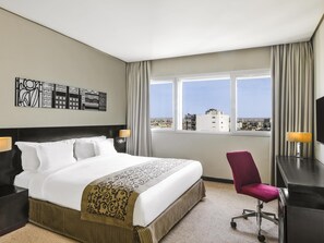 Bộ đồ giường cao cấp, chăn bông, minibar, két bảo mật tại phòng 