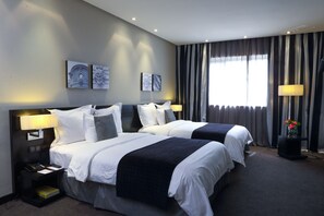 高級寝具、羽毛の掛け布団、ミニバー、セーフティボックス (室内)