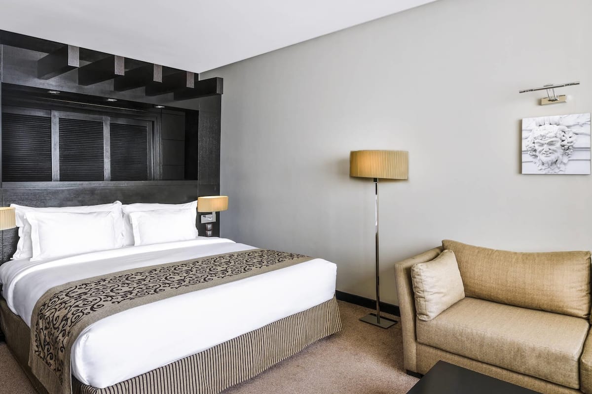 Deluxe-huone, 1 keskisuuri parisänky | Ylelliset vuodevaatteet, untuvapeitot, minibaari, tallelokero huoneessa