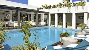 Piscina externa, funciona das 10h às 18h, espreguiçadeiras