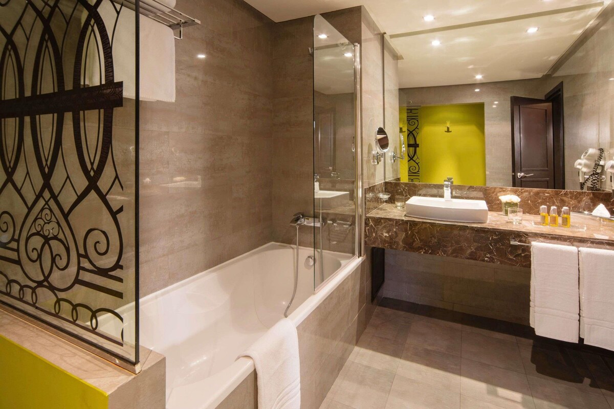 Suite Deluxe, 1 cama de matrimonio grande | Ropa de cama de alta calidad, edredones de plumas, minibar y caja fuerte