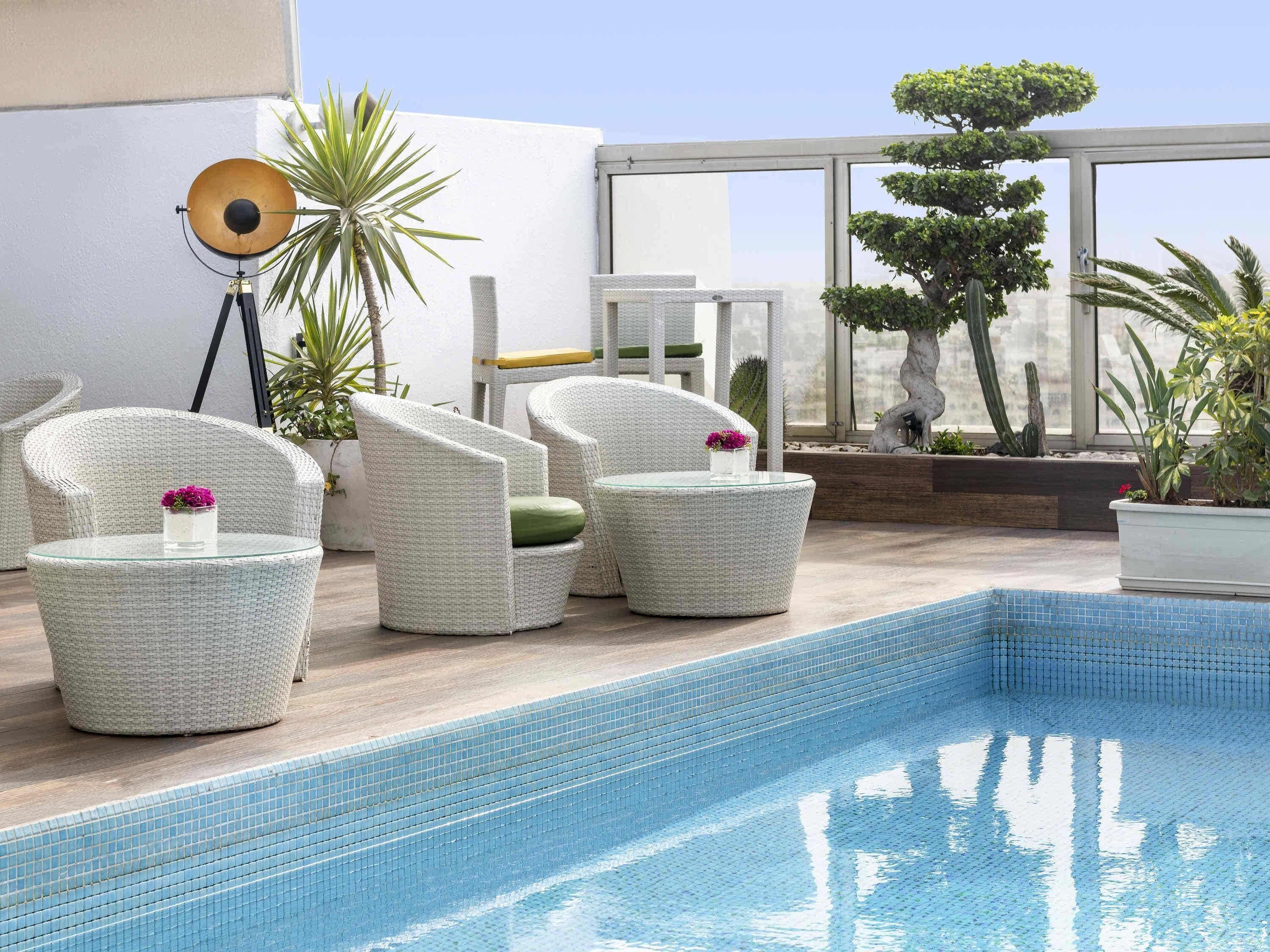 2 restaurantes, se sirven desayunos, comidas y cocina internacional