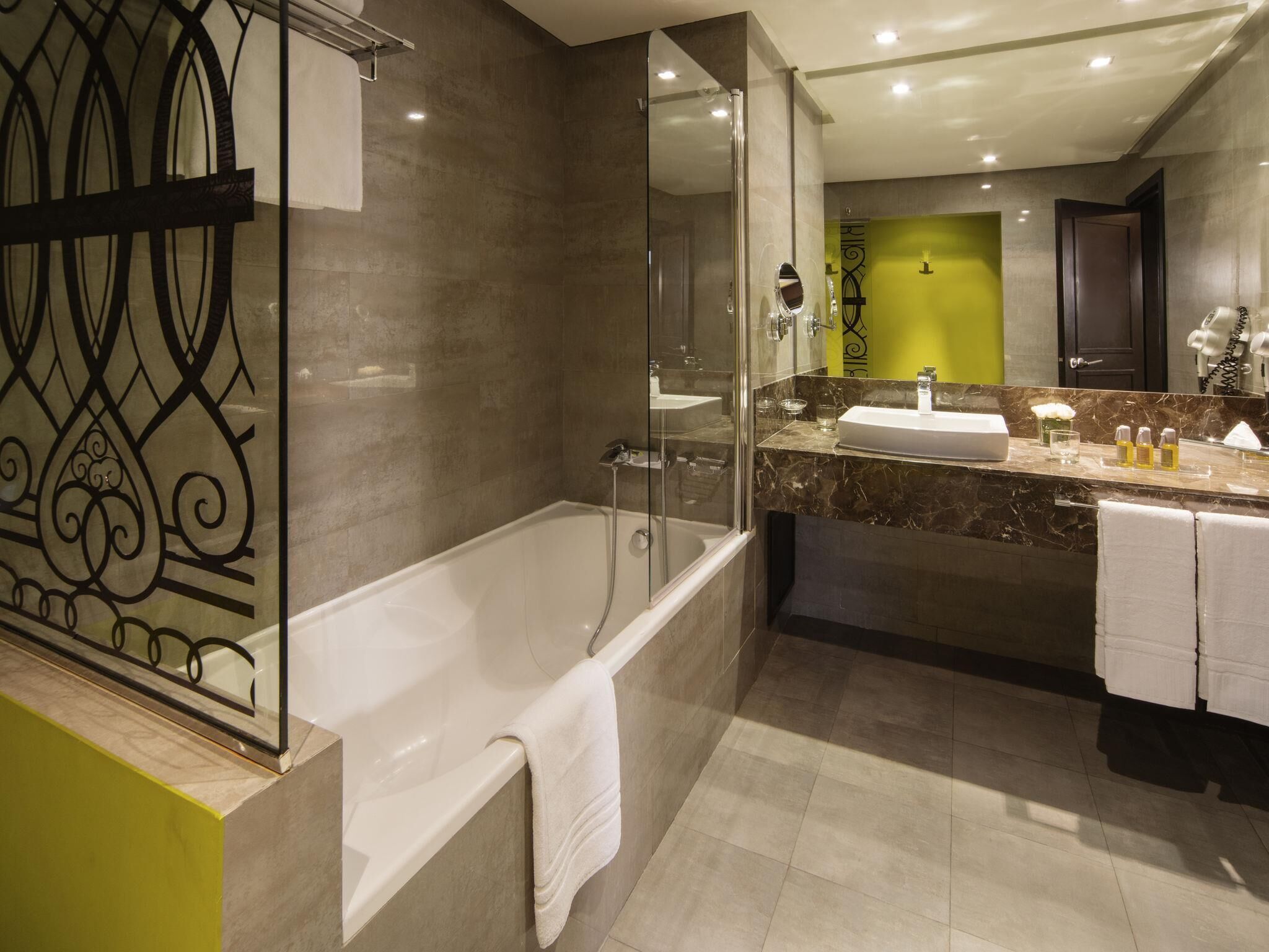 Deluxe-sviitti, 1 suuri parisänky | Ylelliset vuodevaatteet, untuvapeitot, minibaari, tallelokero huoneessa