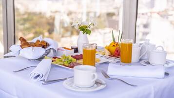 2 restaurants, spécialités Cuisine internationale