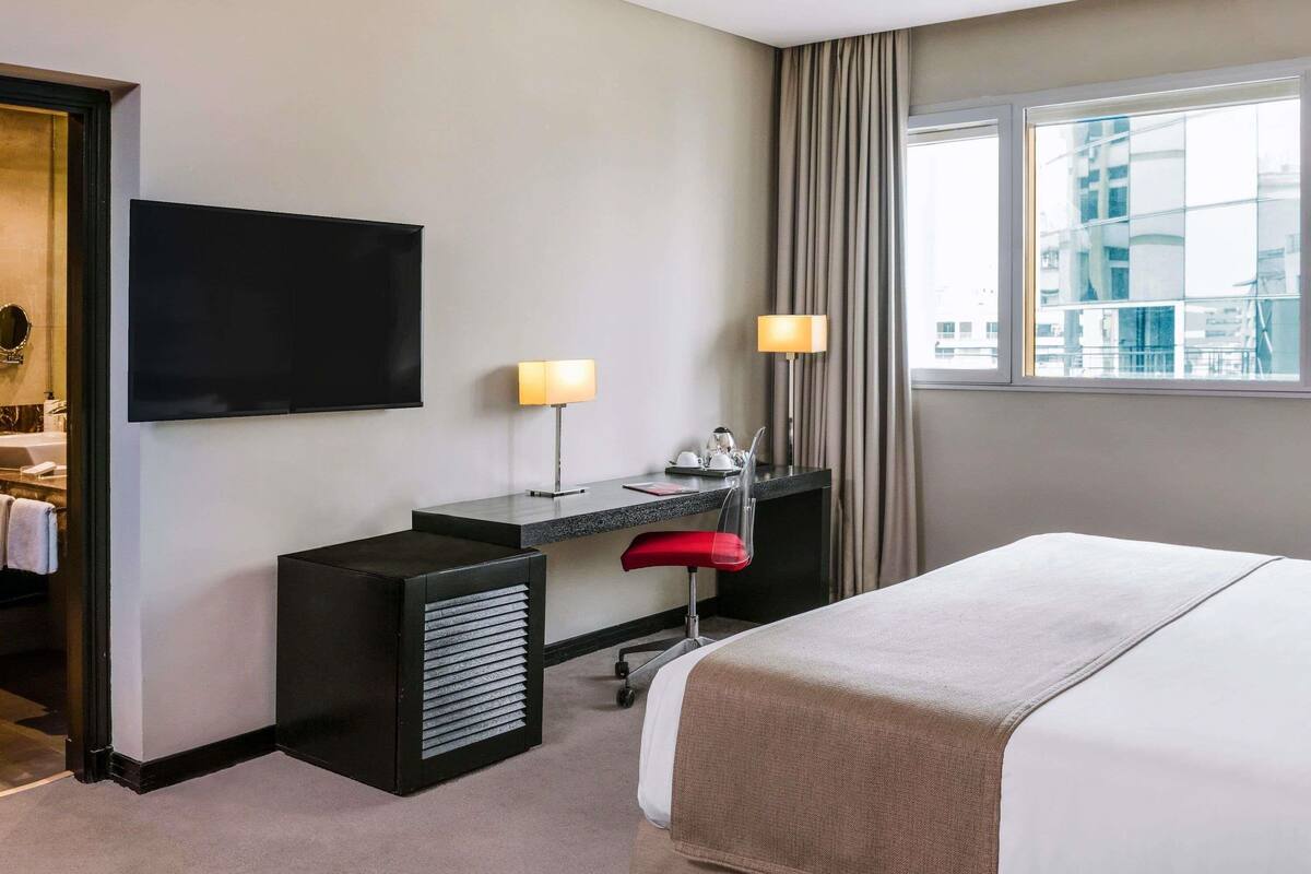 Bộ đồ giường cao cấp, chăn bông, minibar, két bảo mật tại phòng 