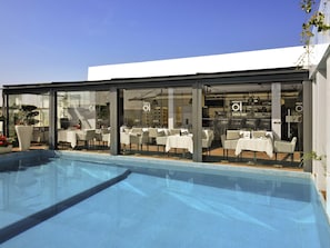 Piscine extérieure, accÚs possible de 10 h à 18 h, chaises longues