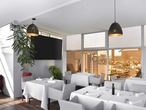 2 restaurants, breakfast, lunch, dinner served; international cuisine 