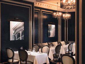 2 restaurants, breakfast, lunch, dinner served; international cuisine
