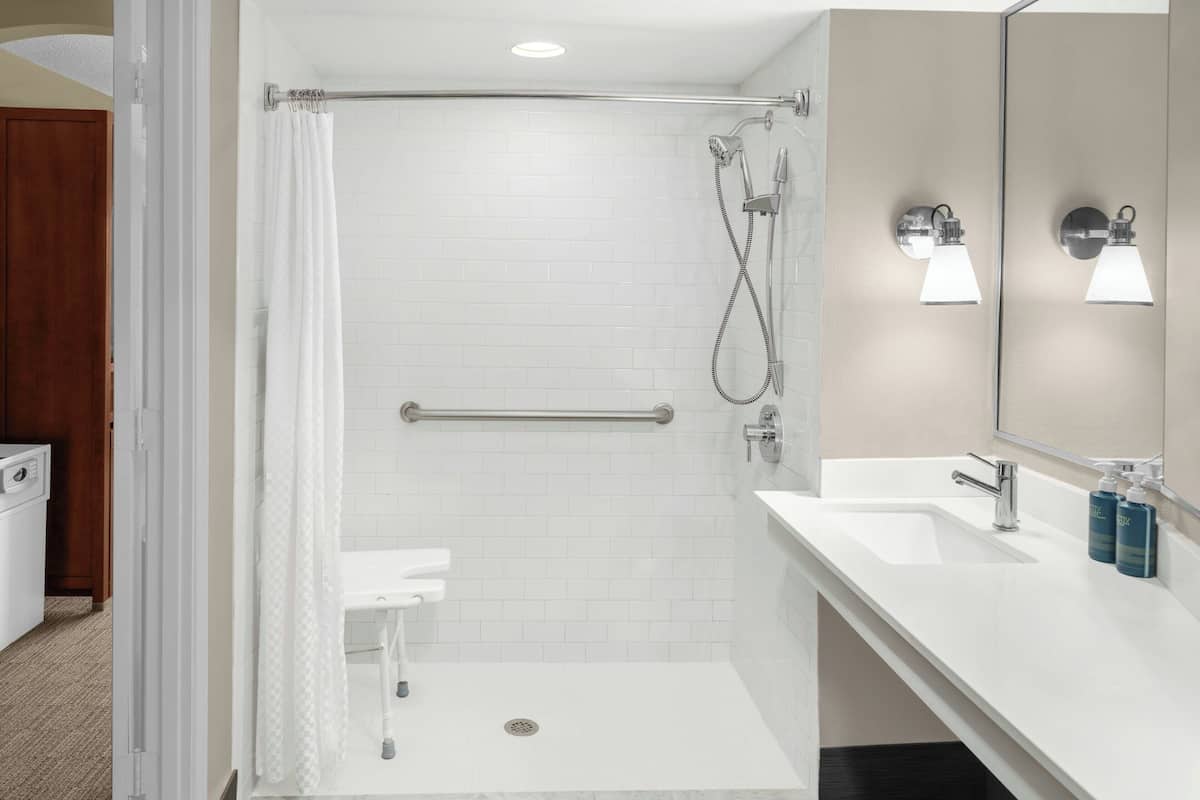 Combined shower/bathtub, free toiletries, hair dryer, towels