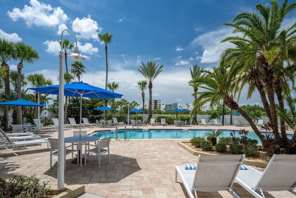 Una piscina al aire libre, sombrillas