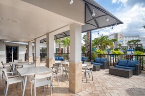 Una piscina al aire libre (de 09:00 a 22:00), sombrillas