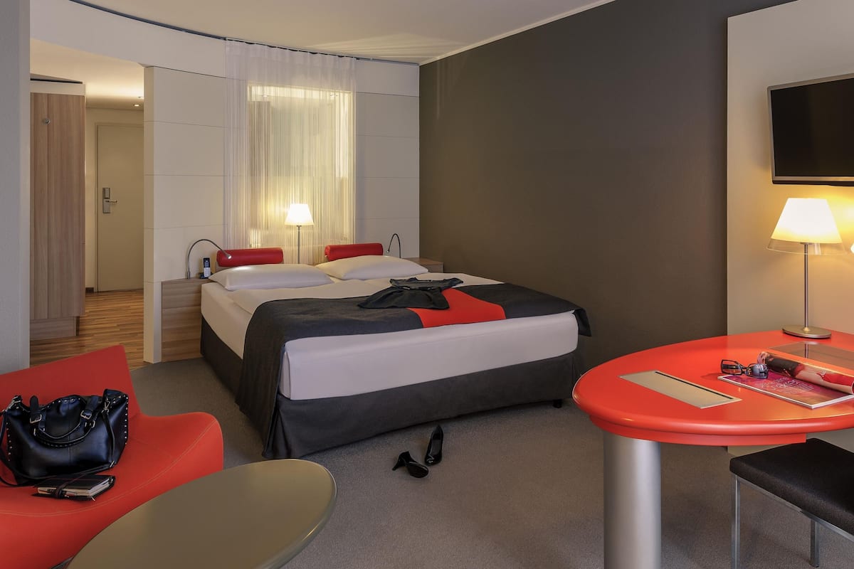Privilege, Suite, 1 grand lit, balcon | Literie de qualité, lit avec matelas Select Comfort
