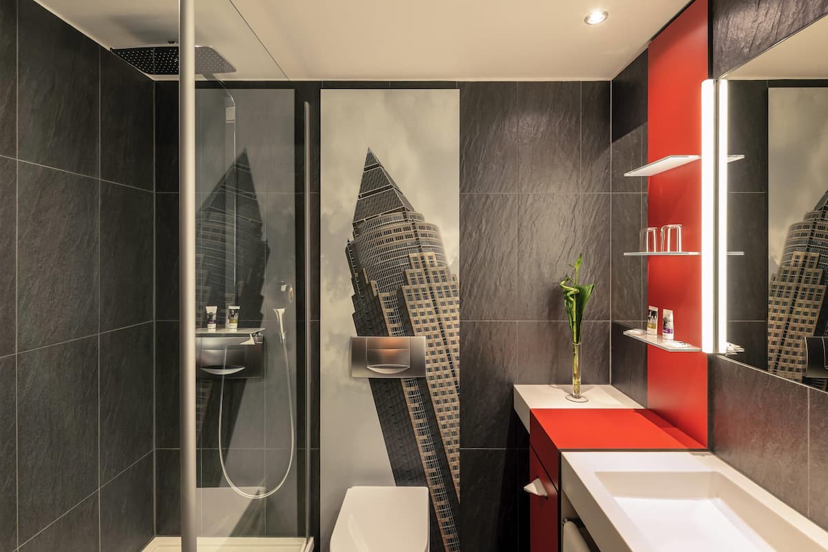 Hochwertige Bettwaren, Select-Comfort-Betten, Zimmersafe, Schreibtisch