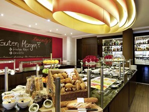 Breakfast, lunch, dinner served; international cuisine  - Mercure Hotel & Residenz Frankfurt Messe (Frankfurt)