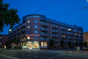 Front of property – evening/night - Mercure Hotel & Residenz Frankfurt Messe (Frankfurt)