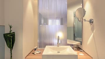 Hochwertige Bettwaren, Select-Comfort-Betten, Zimmersafe, Schreibtisch