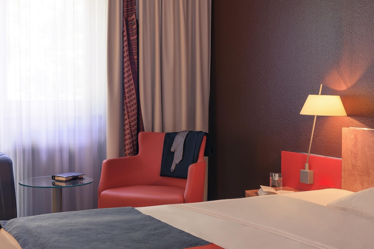 Premium bedding, Select Comfort beds, in-room safe, desk