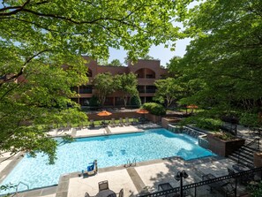 Kolam renang outdoor musiman, dengan payung kolam renang