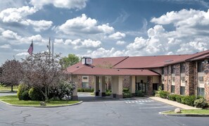 Exterior - Red Roof Inn & Suites Hermitage (Hermitage)