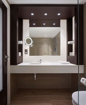 Combined shower/tub, eco-friendly toiletries, hair dryer, towels