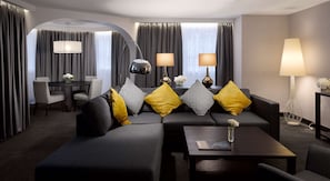 Suite (Royal) | Premium bedding, in-room safe, desk, laptop workspace - Radisson Blu Hotel, Edinburgh City Centre (Edinburgh)