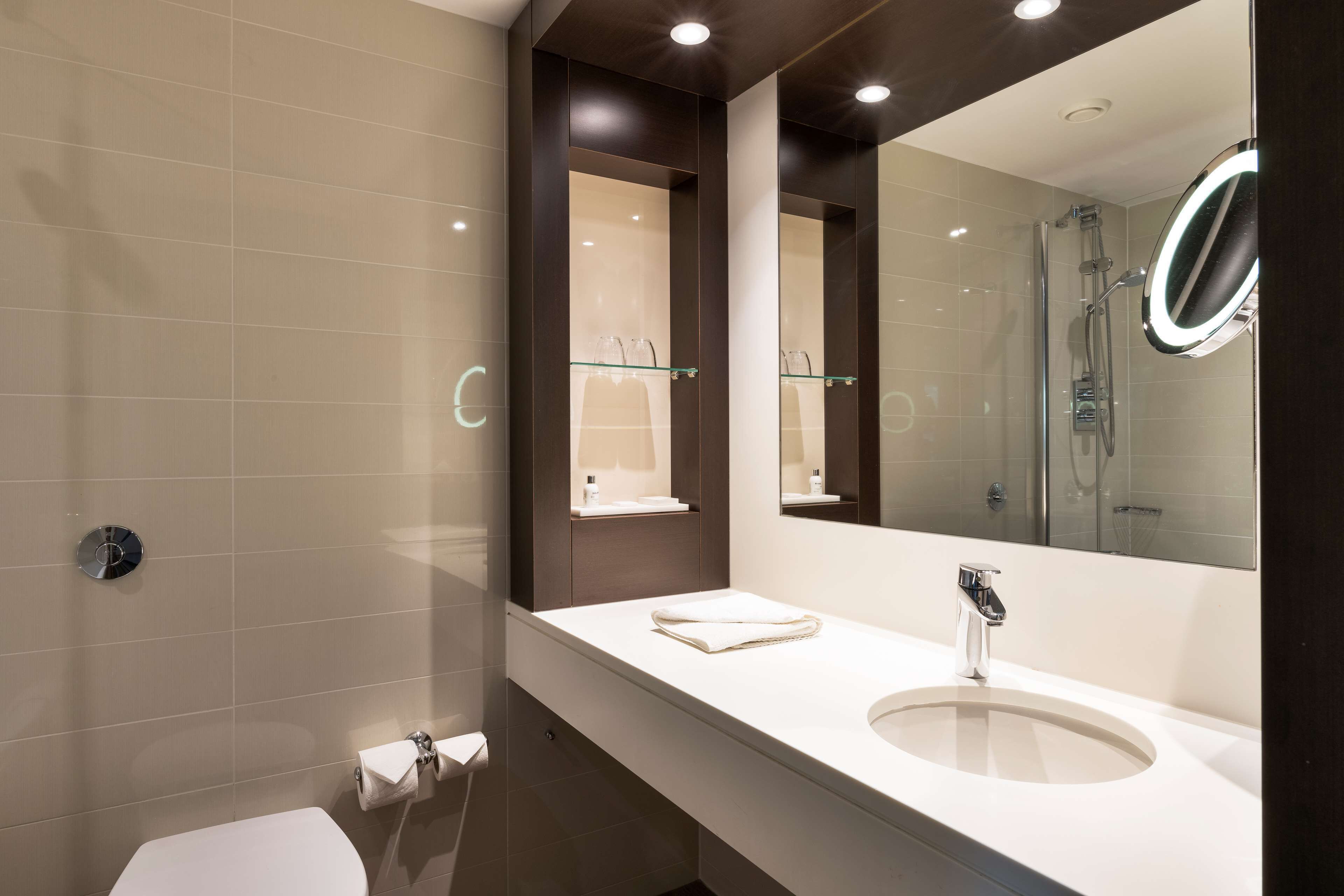family room | bathroom | combined shower/bathtub, eco-friendly toiletries, hair dryer, towels