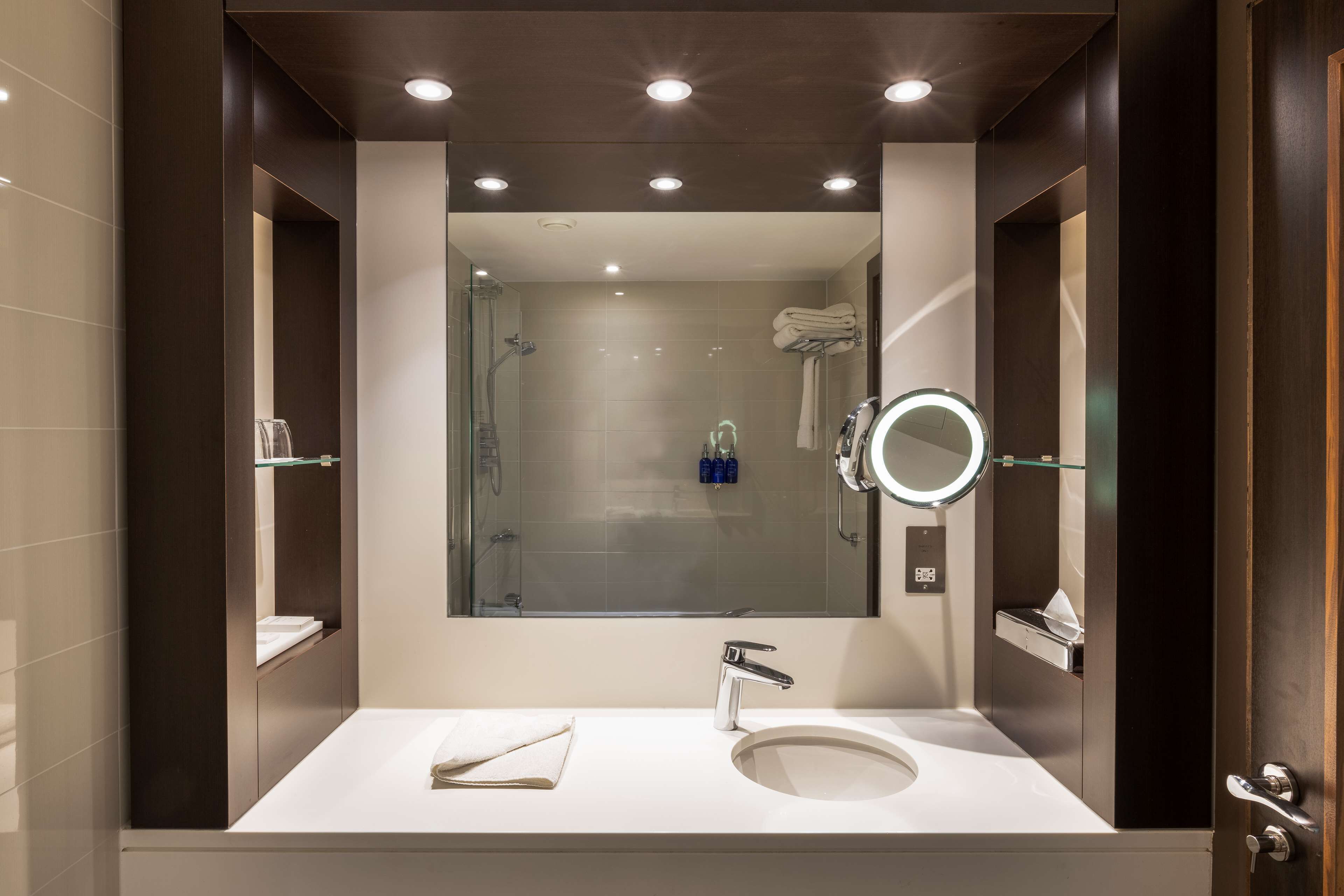 combined shower/bathtub, eco-friendly toiletries, hair dryer, towels