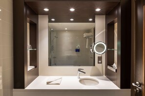 Combined shower/bathtub, eco-friendly toiletries, hair dryer, towels - Radisson Blu Hotel, Edinburgh City Centre (Edinburgh)