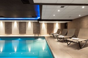 Kapalı yüzme havuzu 