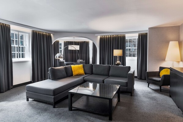 أغطية فراش متميزة وخزنة داخل الغرفة ومكتب ومساحة عمل للكمبيوتر المحمول