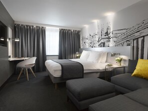 أغطية فراش متميزة وخزنة داخل الغرفة ومكتب ومساحة عمل للكمبيوتر المحمول