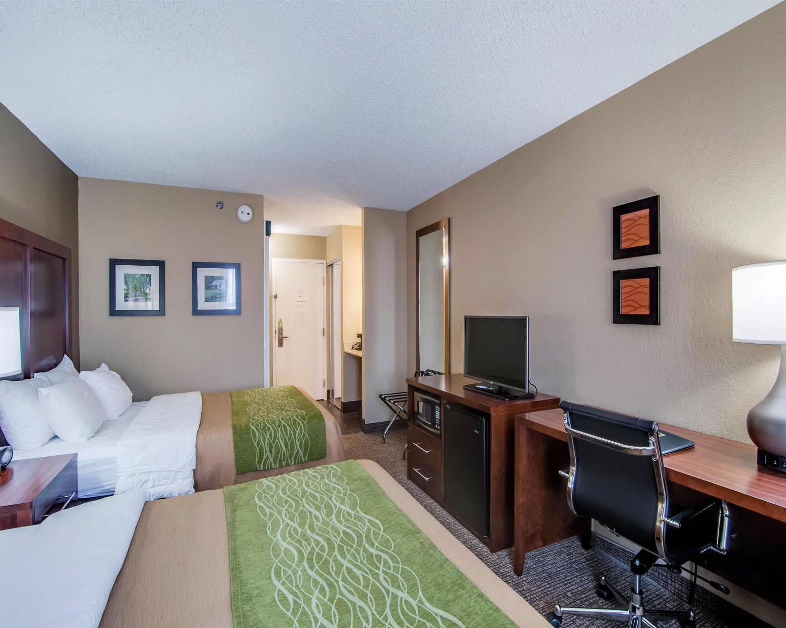 Premium bedding, in-room safe, desk, laptop workspace