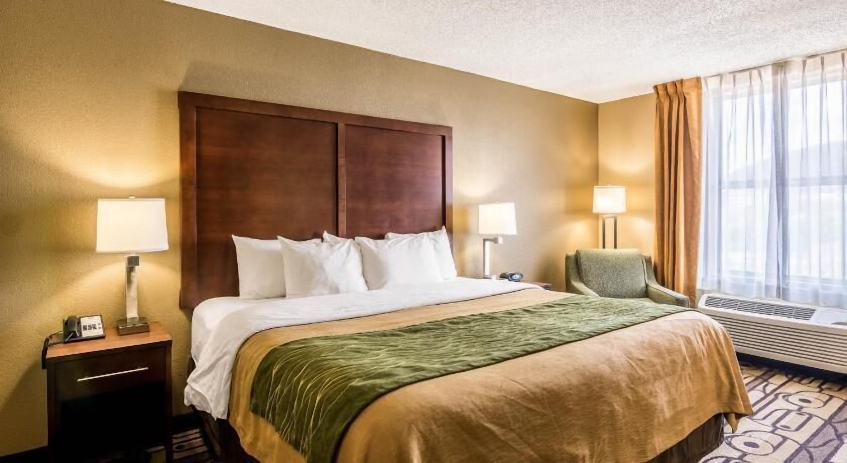 Premium bedding, in-room safe, desk, laptop workspace