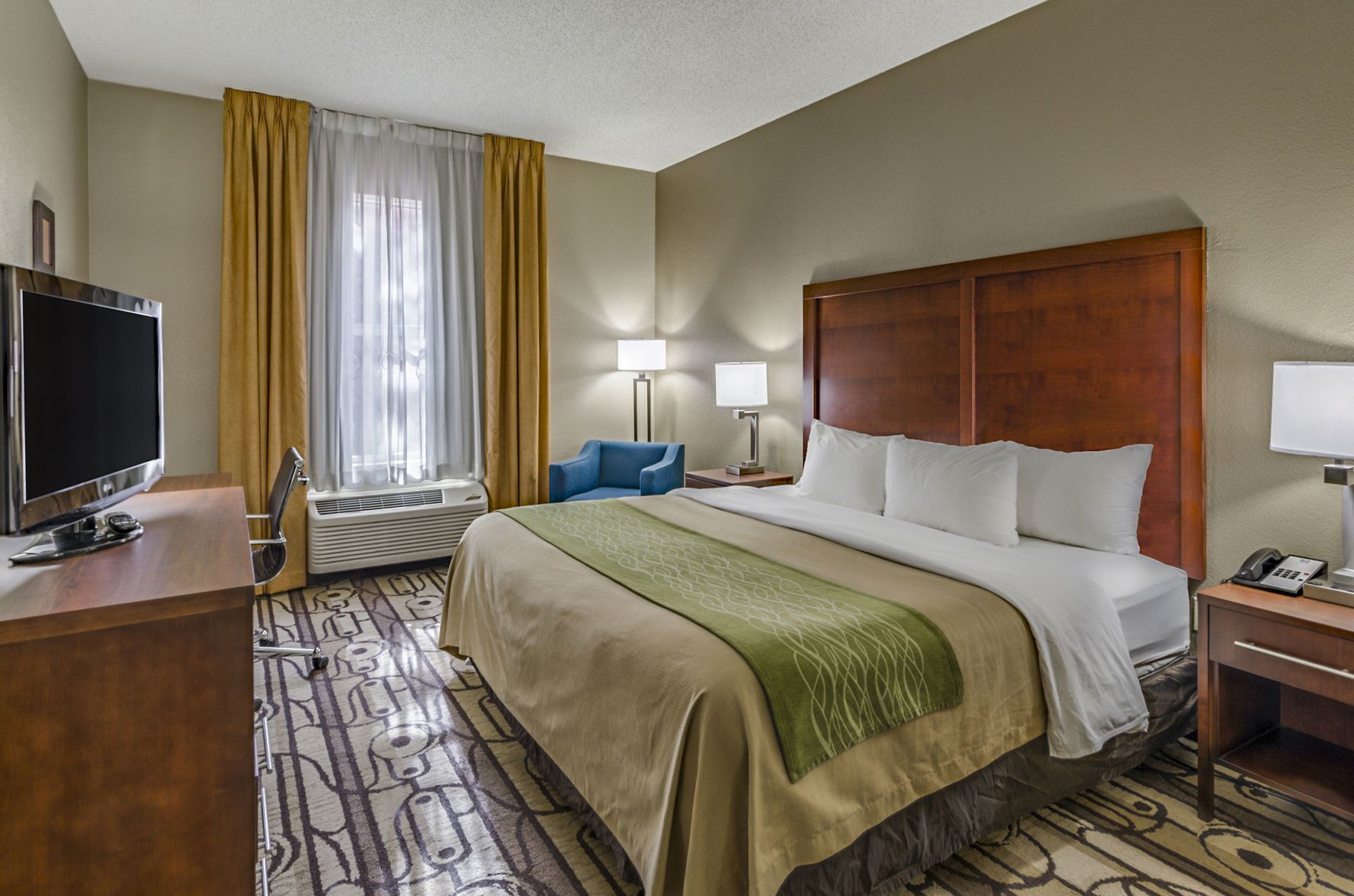 Premium bedding, in-room safe, desk, laptop workspace