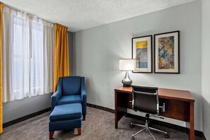 Premium bedding, in-room safe, desk, laptop workspace - Comfort Inn & Suites Staunton (Staunton)