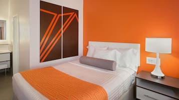 Standaard kamer, 1 queensize bed | Een kluis op de kamer, een bureau, een strijkplank/strijkijzer